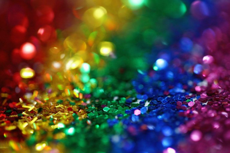 Glitzerpartikel in Regenbogenmuster