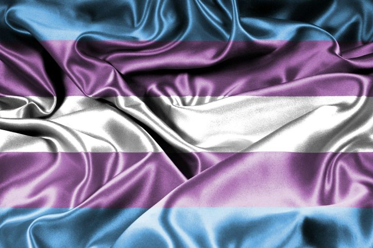 Transgender-Flagge mit horizontalen Streifen in Rosa, Blau und Weiß.